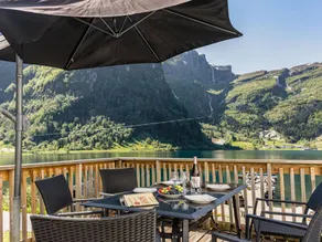 Fully equipped holiday home with barbeque, garden & jacuzzi | Mountain view | Dogs allowed - Image 2