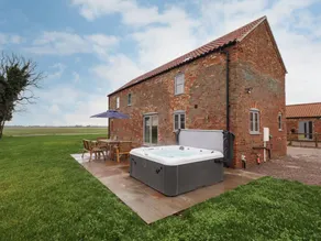 Cottage with jacuzzi & garden | Beach view - Image 2
