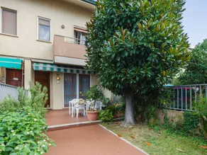 House with garden - Image 2