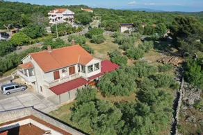 Charming apartment with terrace & garden - Image 3