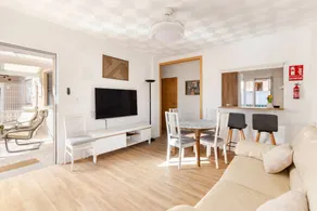 Maison de vacances entièrement équipée avec terrasse, jardin et internet haut débit | Vue jardin | À côté de la plage - Image 4