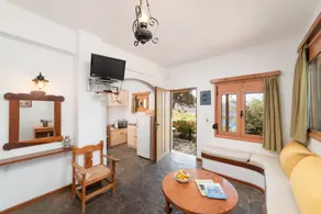 Studio with terrace & pool | Garden view - Image 3