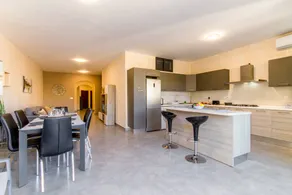 Holiday home with barbecue, jacuzzi & garden - Image 3