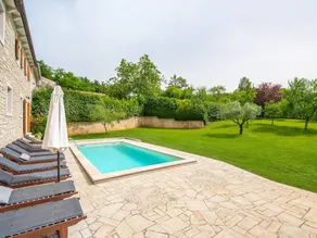Villa with barbecue, garden & pool - Image 3