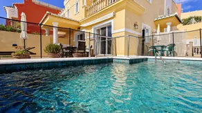 Charmant chalet adapté aux familles avec piscine privée, barbecue et jacuzzi | Vue golf | Idéal pour le télétravail - Image 3