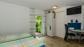 Holiday apartment with terrace & garden - Image 5