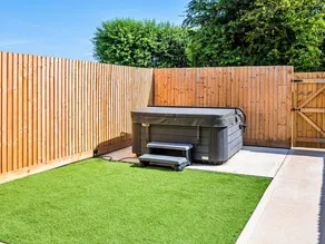 Ferienhaus mit Garten und Whirlpool - Image 3