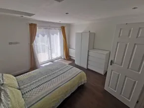Apartment with garden - Image 5