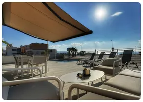 Appartement de vacances adapté aux familles avec piscine privée, terrasse et barbecue | Vue ville | Plage à proximité | Avec animaux admis - Image 3