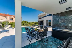 Villa with garden, terrace & private pool - Image 5