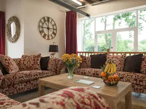 Cottage with barbecue, garden & hot tub | River view - Image 4