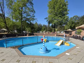 Chalet mit Terrasse, Grill und beheiztem Pool - Image 2