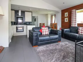 Child-friendly cottage with garden & hot tub | Pets allowed - Image 2