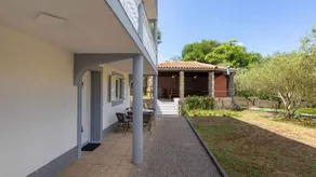 Pleasant apartment with terrace, barbeque & garden - Image 3
