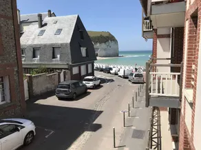 Flat with terrace & garden - Image 3