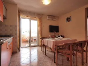 Apartment with BBQ | Garden view - Image 4
