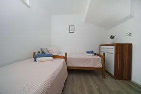 Family-oriented beautiful private room with pool - Image 4
