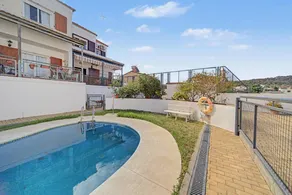 Agréable appartement de vacances avec terrasse, piscine et jardin | Vue ville | Idéal pour le télétravail - Image 2