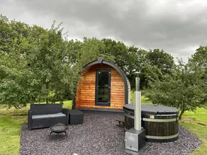 Cottage with hot tub & garden - Image 2