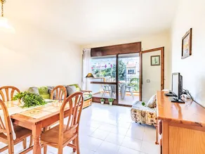 Flat with terrace, pool & garden - Image 2