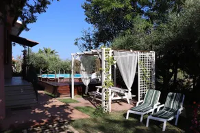Villa con piscina privada, jacuzzi y jardín - Image 3