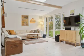 Holiday home with barbeque & garden | Lake view - Image 4