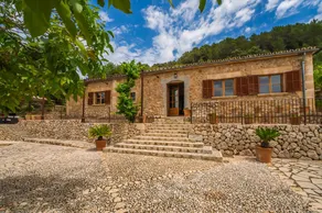 Holiday home with BBQ, garden & terrace - Image 3