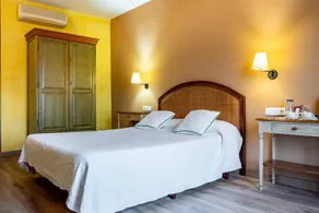 Private room with terrace, pool & garden | Mountain view - Image 4