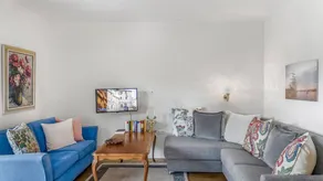 Flat with terrace & garden - Image 2