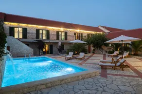 Villa with garden, BBQ & private pool - Image 2