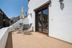 Flat with garden, BBQ & pool - Image 2