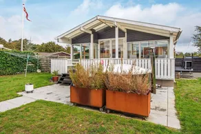 Holiday home with garden & terrace - Image 3