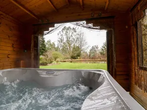 Cottage with garden & hot tub - Image 2