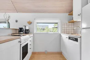 Holiday home with BBQ & terrace - Image 5