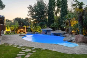 Nice chalet with jacuzzi, BBQ & private pool - Image 2