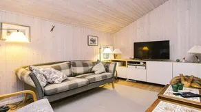 Holiday home with terrace - Image 3