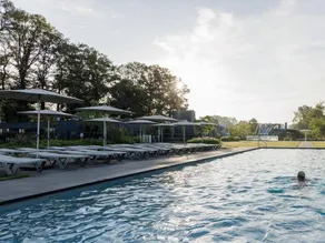 Chalet with garden, sauna & heated pool - Image 2