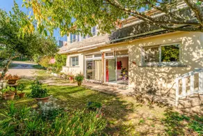 House with hot tub, garden & terrace | Garden view - Image 2