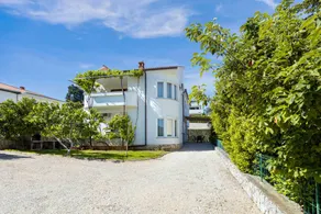 Apartment with barbecue, garden & terrace - Image 2