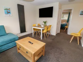 Cottage with pool & garden - Image 3