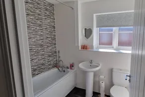 Peterborough - House - Sleeps 8 - Parking - Garden - Image 4