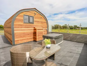 Cottage with hot tub & garden - Image 2