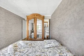 Bed and Breakfast 'Chambre Verte' with Mountain View, Shared Terrace and Wi-Fi - Image 4