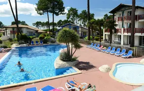 Village vacances adapté aux familles avec terrasse, jardin et piscine | Avec animaux admis - Image 2