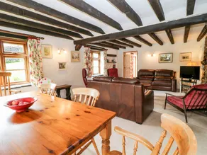 Cottage with BBQ & garden - Image 5