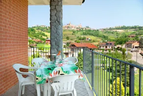Appartement de vacances avec barbecue, terrasse et piscine | Vue jardin - Image 2