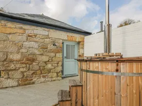 Cottage with hot tub & garden - Image 2