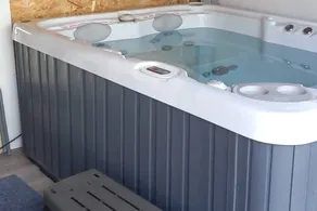 Cottage with jacuzzi & garden - Image 3
