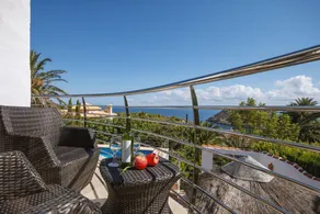 Villa with garden & terrace - Image 2