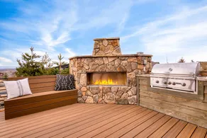 Heritage by Avantstay Luxe Oregon Retreat Deck - Image 4